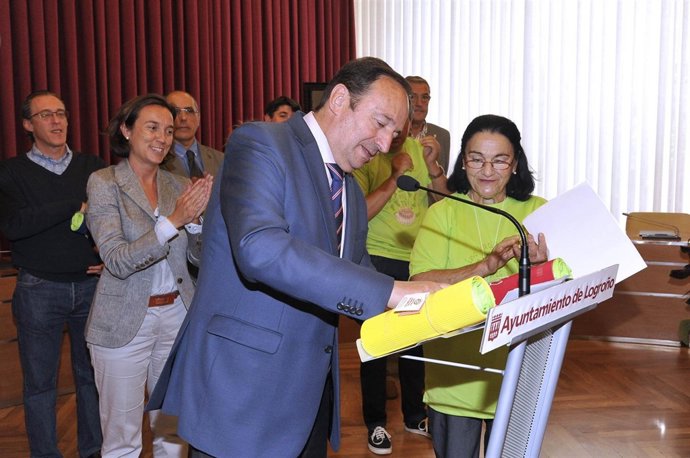 Sanz sella la 'antorcha de la superación' ante Gamarra y la presidenta de Arfes