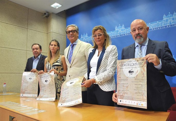 Morales, Gaitán, Pineda, Caracuel y Blanco con el cartel del Festival