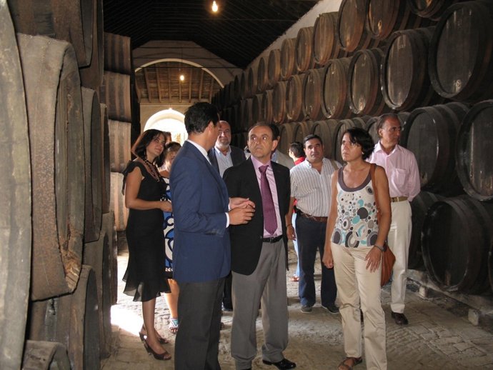 El consejero de Turismo y Comercio, Rafael Rodríguez, visita bodegas en Sevilla