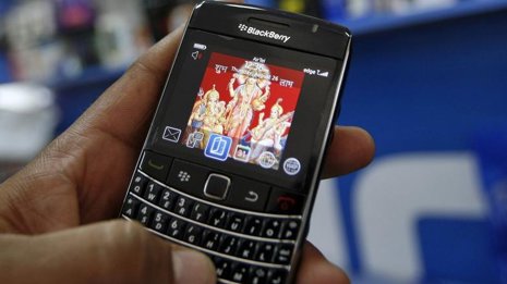 Imagen de archivo de una persona con un teléfono BlackBerry en Ahmedabad, India,