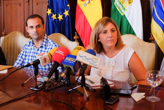 La alcaldesa sanluqueña, Irene García, con el edil Víctor Mora