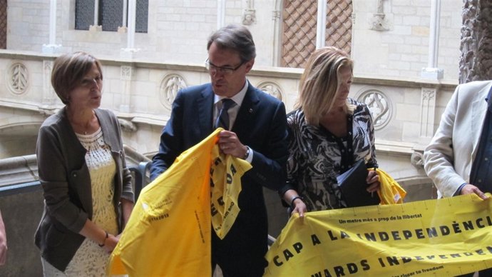 Mas recibe a miembros de la ANC en el Palau