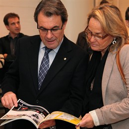 El Presidente Artur Mas Y Su Mujer, Helena Rakosnik Leyendo Cavall Fort