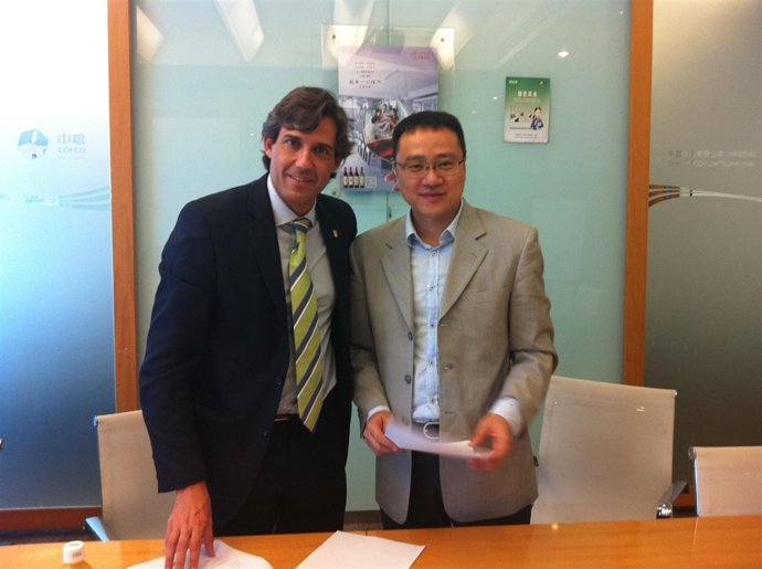 Lorenzo Agustí con el representante de Cofco.