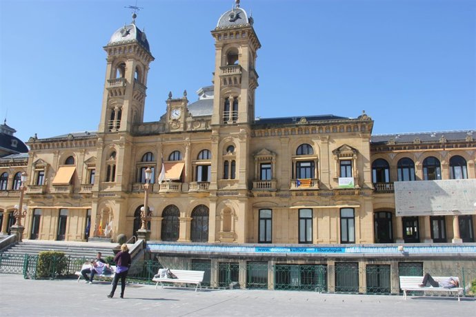 Fachada del Ayuntamiento con la bandera.