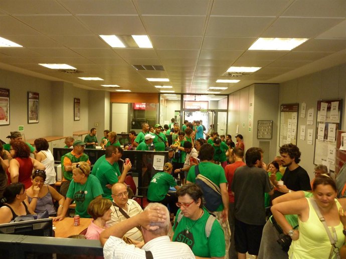 La PAH ocupa una oficina del Banco Popular en la Rambla de Barcelona