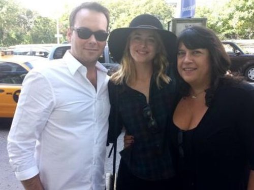 Dakota Johnson y la autora de 50 sombras de Grey