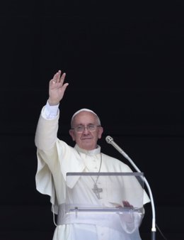 Imagen de archivo el Papa Francisco durante sus ruegos del Angelus en la plaza S