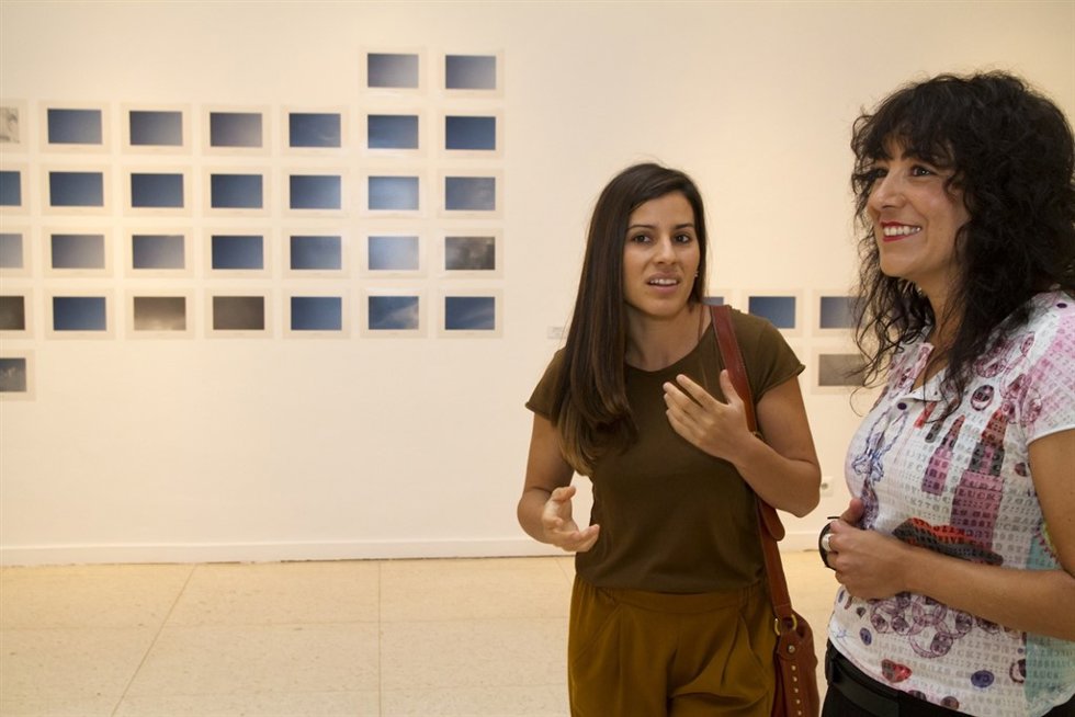 La diputada de Cultura, Elena Tobar, junto a Clara González Ortega. 