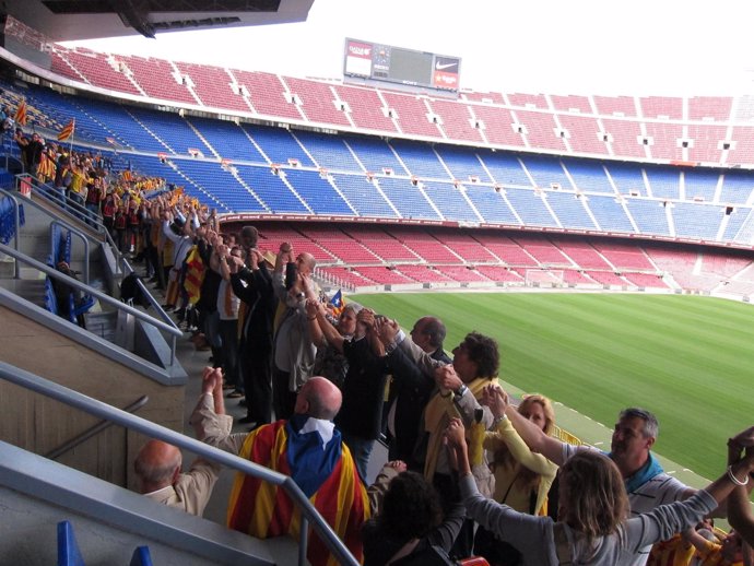 La Via Catalana independentista a su paso por el Camp Nou