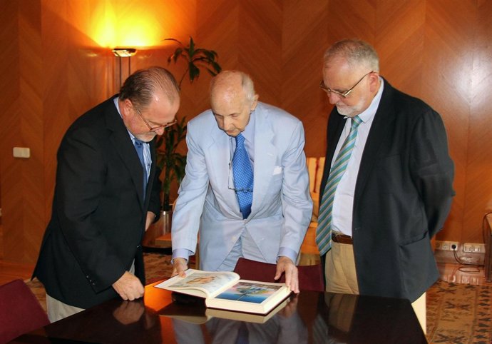 Grisolía entrega e Cotinola Memoria del CVC de 2012