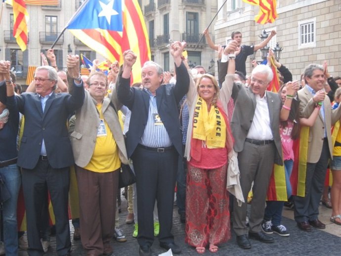 Homs y Helena Rakosnik en la Via Catalana, en Plaza Sant Jaume