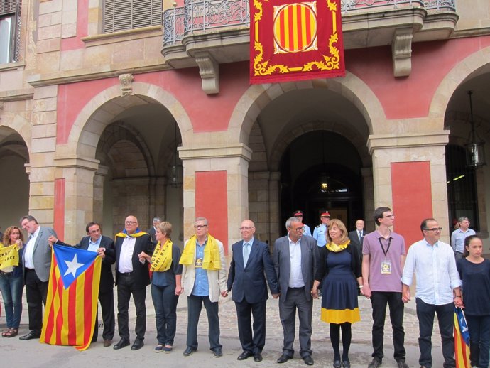 Diputados ante el Parlament con la Via Catalana
