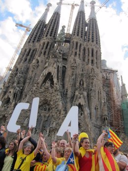 Via Catalana independentista ante la Sagrada Familia