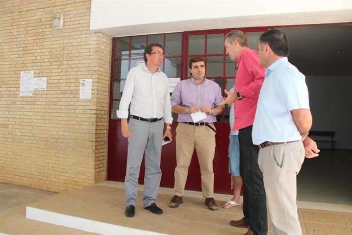 El presidente del PP de Huelva, Manuel Andrés González, en un colegio de Aracena