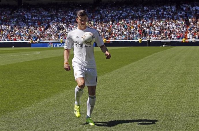 El futbolista galés Gareth Bale controla la pelota durante su presentación como 