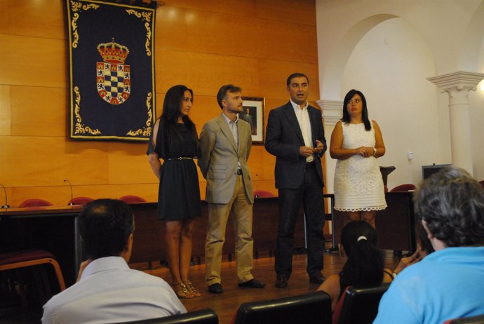 El delegado de la Junta, José Fiscal, visita el Ayuntamiento de Moguer. 