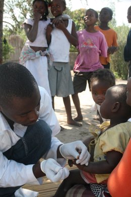Recogida De Muestras De Sangre Para Detectar Casos De Malaria En África