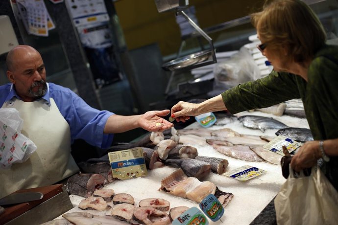 Imagen de archivo de una mujer de compras en una pescadería en Madrid, jul 30 20