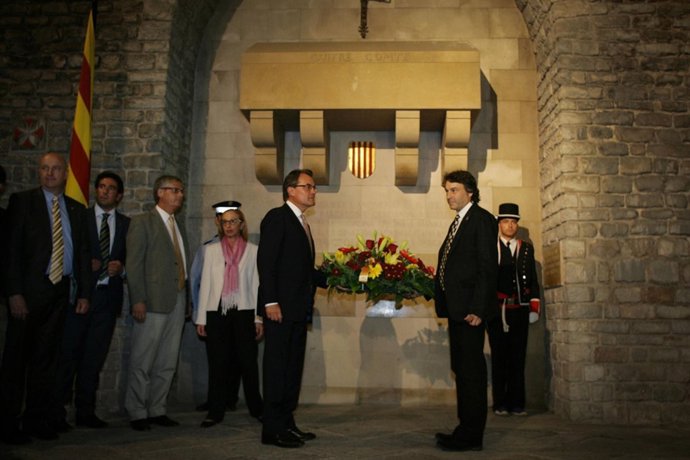 El presidente Artur Mas, en la ofrenda floral ante la tumba del conde Guifré