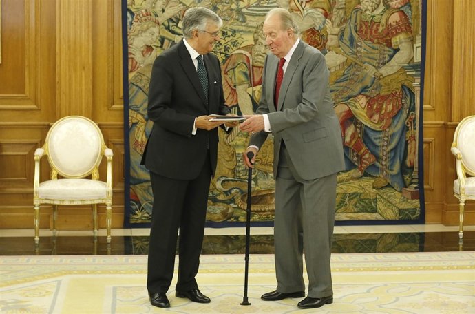 El Rey Don Juan Carlos atiende a Eduardo Torres-Dulce