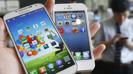 Imagen de archivo de un teléfono Galaxy S4 de Samsung y un iPhone 5 de Apple en 