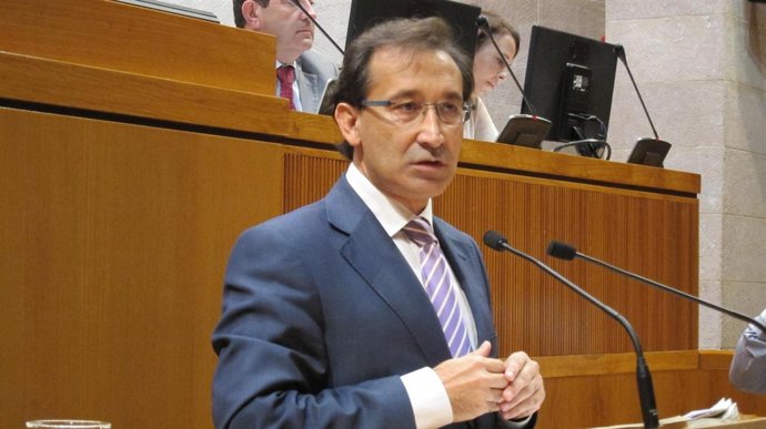 El consejero José Luis Saz en el pleno de las Cortes de Aragón