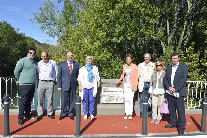Barcina y el consejero Zarraluqui junto con los alcaldes de la zona             