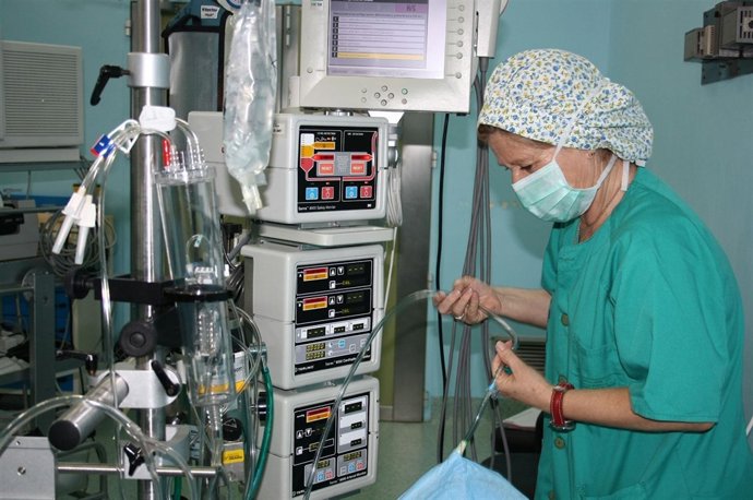 Perfusionistas Con El Equipo De Circulación Extracorpórea En Los Quirófanos