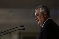 El Parlamento designa senador a Griñán en ausencia de Susana Díaz