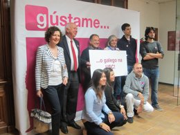 La USC presenta su campaña 'Gústame o galego' en el Colexio de Fonseca