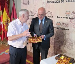 Javier del Caño muestra el pastel 'Vacceo' a Jesús Julio Carnero