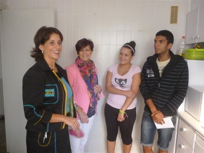 Montaner y Buj, junto a dos jóvenes que residen en los pisos del IASS