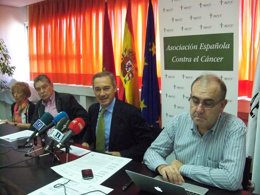 Serafín de Abajo,(segundo derecha) presenta los actos del 60 aniversario.