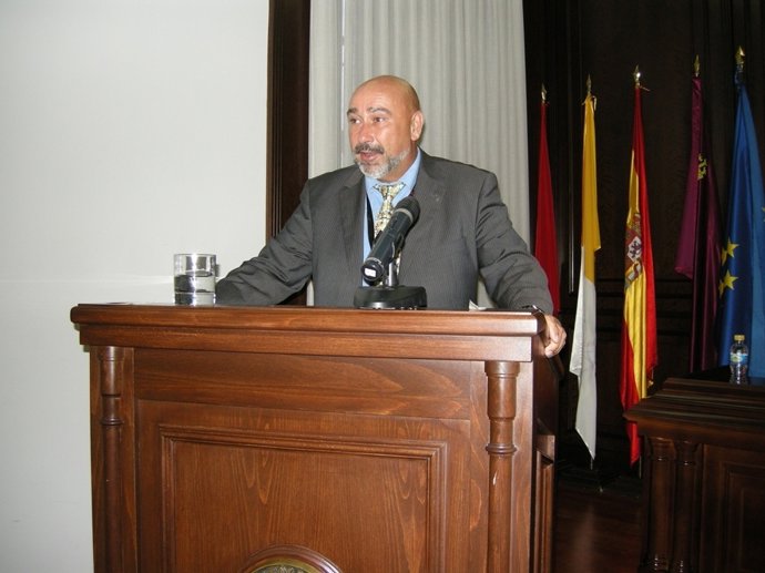 En la imagen, el director del Departamento de Idiomas, Thomas Schmidt