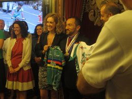 Aitor Oroza luciendo sus dos medallas en el Salón Árabe del Ayuntamiento