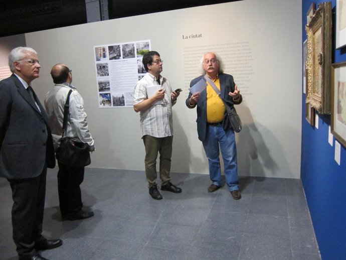El conseller F.Mascarell y Sam Abrams, en una exposición sobre Joan Teixidor
