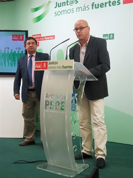 Fernández Palomino, junto a Reyes, en la rueda de prensa.