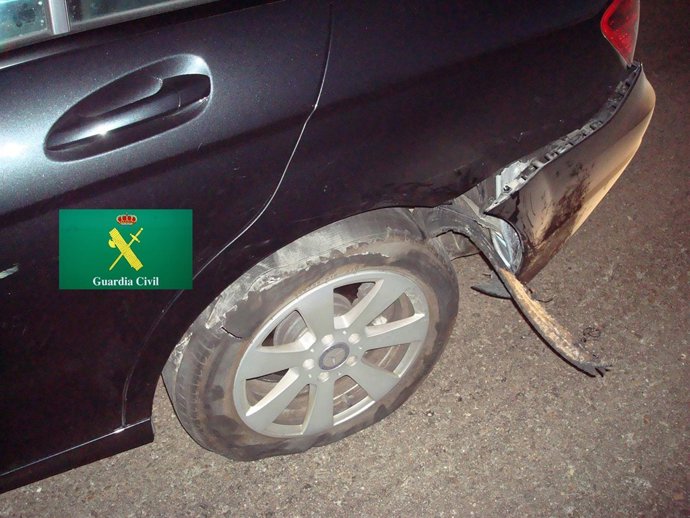 Vehículo afectado por los objetos arrojados por el detenido.