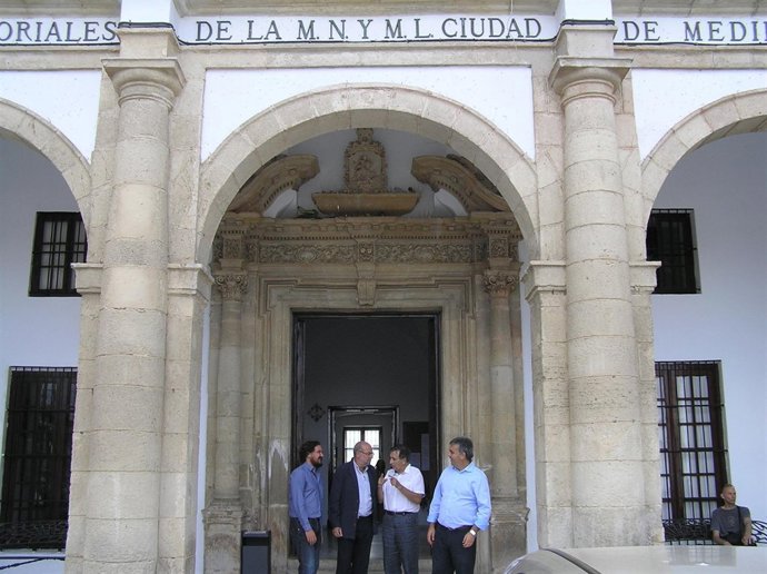 Encuentro del consejero de Turismo con el alcalde de Medina