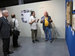 El conseller F.Mascarell y Sam Abrams, en una exposición sobre Joan Teixidor