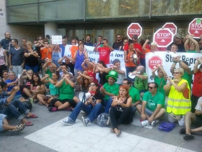 Concentración de la PAH ante la Ciudad de la Justicia de Valencia