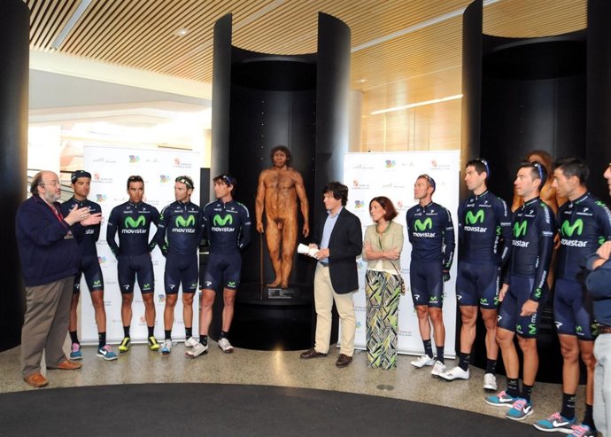 El equipo Movistar, en su visita al Museo de la Evolución Humana