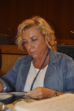 La consejera aragonesa de Educación, Dolores Serrat, en las Cortes