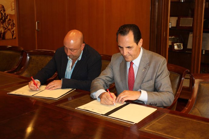 Jaime Fernández y José Rolando Álvarez, en la firma del convenio.