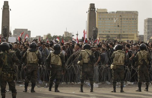 Soldados egipcios cercan la plaza Tahrir