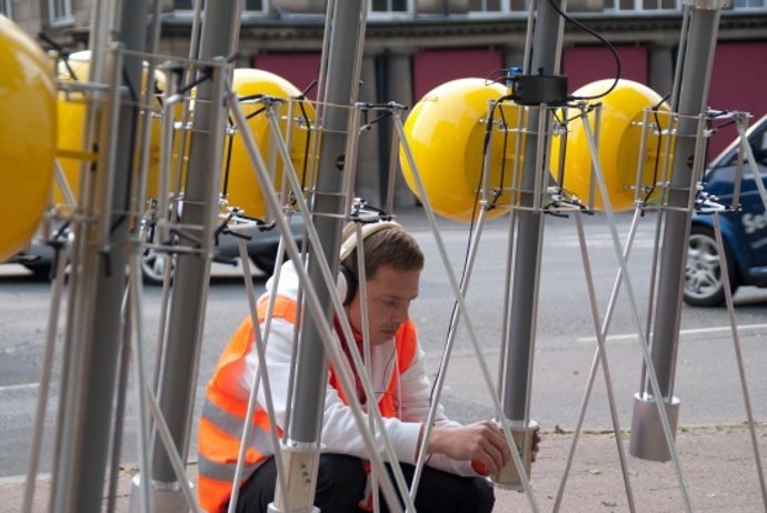 El artista alemán Florian Tuerckeconvierte el ruido en arte sonoro