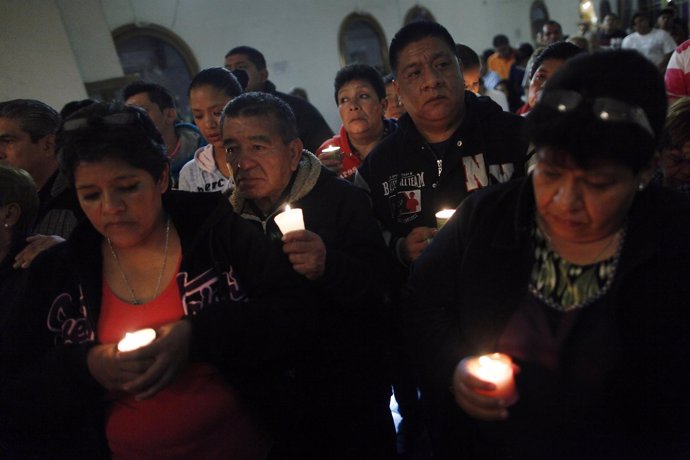 Familiares y vecinos de los doce jóvenes secuestrados en el bar Heaven