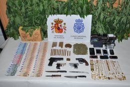 Dinero, droga y armas incautadas
