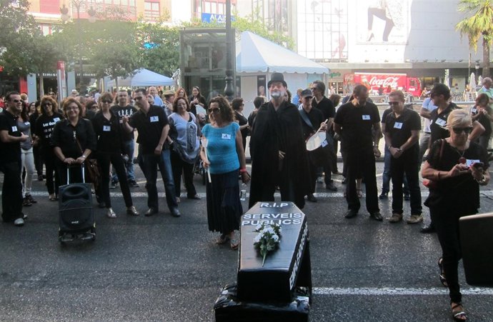 Entierro de los servicios públicos por los sindicatos en Valencia
